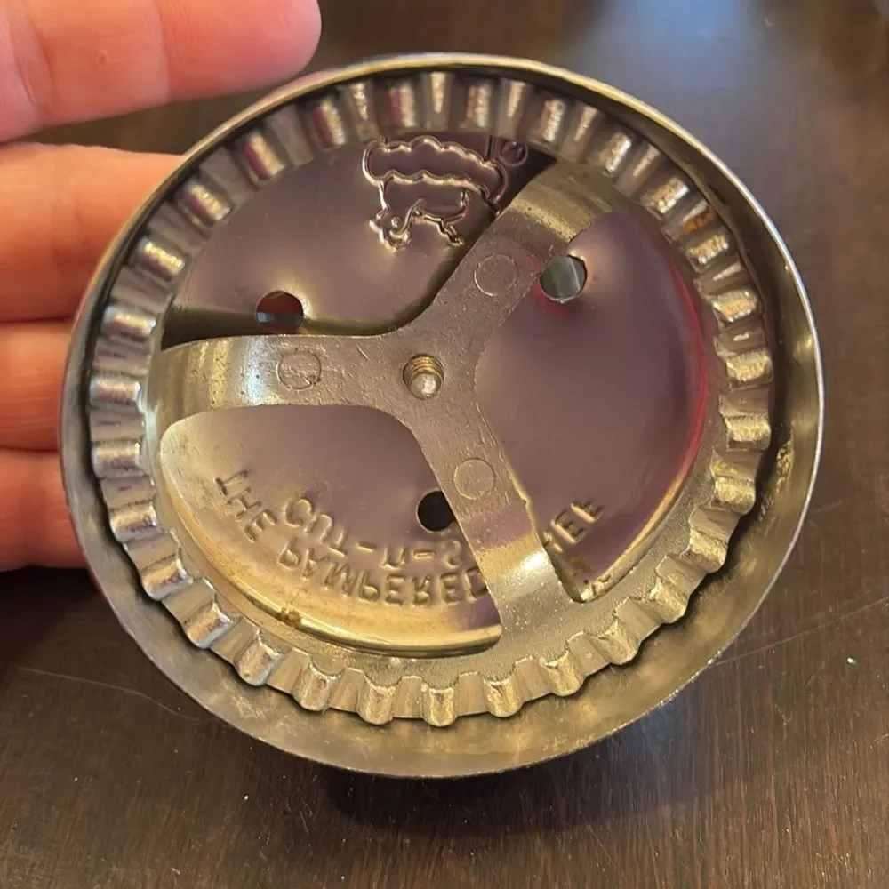 The Pampered chef cut-n- seal sandwich, pastry biscuit tart cutter